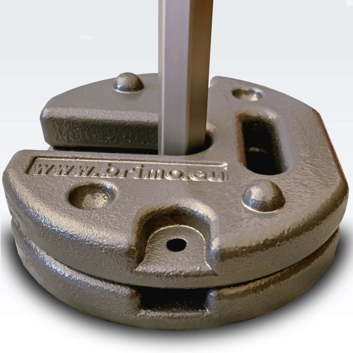 Две стекаеми стоманени тежести, поставени на крака на сенника с ножици (близък план)